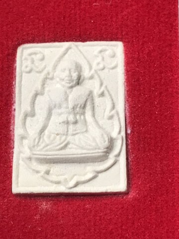 พระซุ้มใบโพธิ์ หลวงปู่บุดดา ด้านหน้าเป็น รูปหลวงปู่นั่งในซุ้มใบโพธิ รุ่น1 ศตวรรษ เสาร์ห้า ปี ๒๕๓๖