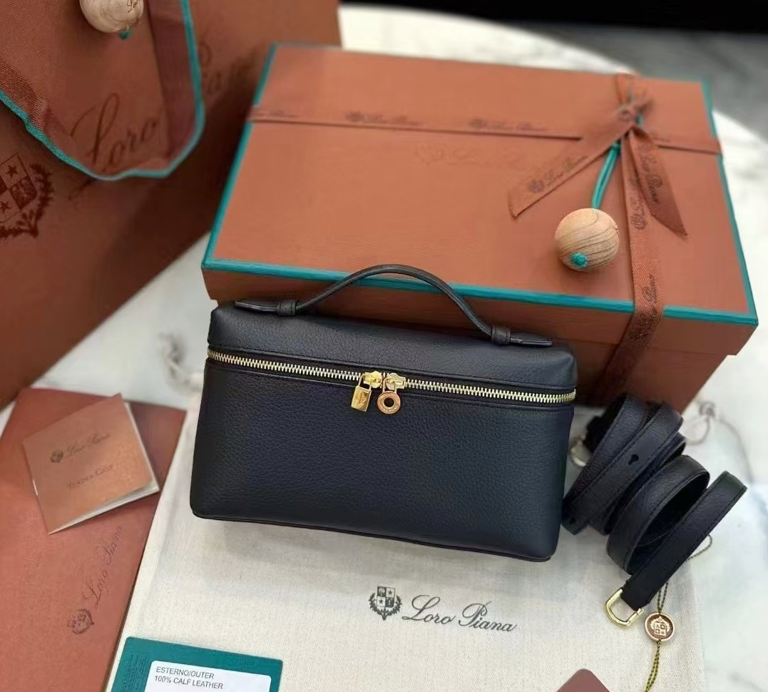 [Pre-order] Loro Piana รุ่น L19 Extra Pocket Pouch Black Calfskin งานเกรดคุณภาพเทียบแท้ VIP QUALITY