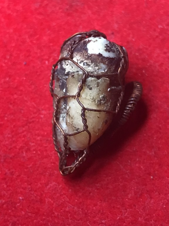 พระทันตธาตุ ครูบาดวงทิพย์ วัดสันป่ายาง อ.แม่แตง จ.เชียงใหม่ องค์นี้เจ้าของเดิมคือ พ่อหนานคำ เป็นหมอยารักษาแบบพื้นบ้านล้านนา เสียชีวิตแล้วเมื่อปี 2530 ต่อมาได้สืบทอดตกมาอยู่ที่จ่าณรงค์ เป็นตำรวจอยู่ อ.แม่แตง จ.เชียงใหม่ ปัจจุบันอายุ 58 ปี (พ.ศ.2566)