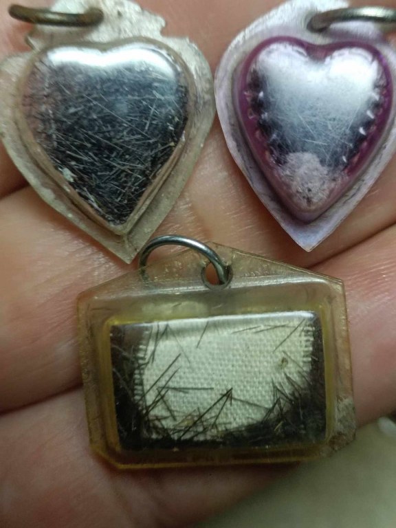 พระเกศาครูบาเจ้าศรีวิชัย และครูบาเจ้าอภิชัยขาวปี จ.ลำพูน จำนวน 5 เลี่ยมนี้ ได้มาจาก ร.ต.ต. ประดิษฐ์ อดีตนายตำรวจบ้านโฮ่ง จ.ลำพูน พระเกศาจำนวน 5 เลี่ยม ลุงประดิษฐ ์ได้มาจากผู้เฒ่าท่านหนึ่งในบ้านปวง อ.ลี้ เมื่อสมัย 30 ปีก่อน ราว ๆ พ.ศ.2532