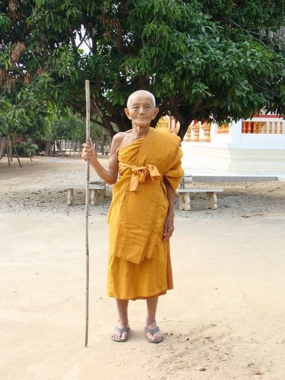 พระทันตธาตุ พร้อมรูปถ่ายหลวงปูู่่ครูบาบุญยืน วัดสบล้อง อ.บ้านโฮ่่ง จ.ลำพูน รูปถ่ายสร้าง พ.ศ.๒๕๕๒ จำนวนการสร้าง ๑๐๘ รูป ชุดนี้เป็นของพ่อหนานไพบูลย์ อายุ ๗๕ ปี (บันทีก ๒๕๖๖) ท่านเป็นศิษย์อุปฐากคอยดูแลหลวงปู่และครูบาบุญยืนมีศักดิ์เป็นลุงของพ่อหนานไพบูลย์ด้วย
