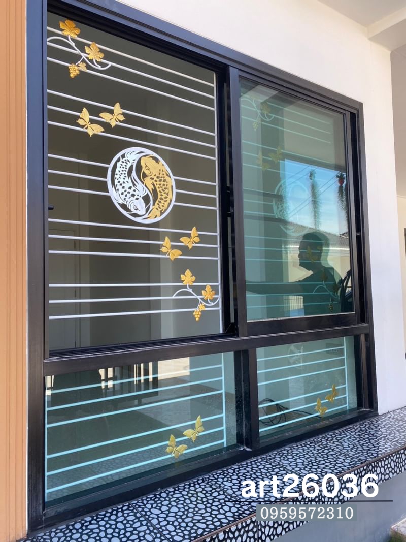 เหล็กดัดสีอบพร้อมมุ้งลวด ลายปลาวงกลม กระจกบานเลื่อนสองสี
