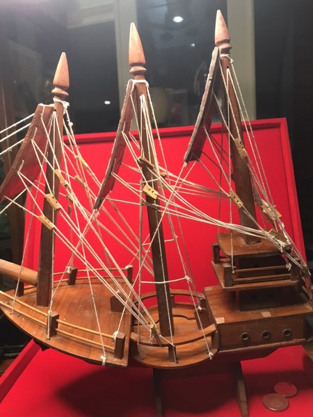 เรือใบ มีรอยจารหลวงปู่ครูบาชัยยะวงศา บนใบเรือใบหน้า และใบกลาง เป็นของกำนันแก้ว กำนันแก้วท่านเป็นคนบ้านห้วยไฟ ต.แม่อาว อ.ป่าซาง ใกล้ดอยทุ่งหัวช้าง