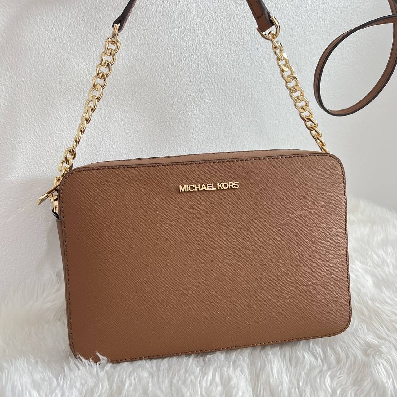 New Michael Kors Jet Set Item Large Crossbody ✔ขนาด 10"L*6.5"H*2.5"W ✔สาย Crossbody ปรับความยาวได้ ✔