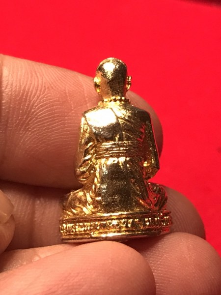 รูปหล่อหลวงปู่ครูบาชัยยะวงศา วัดพระพุทธบาทห้วยต้ม รุ่นแรก พ.ศ. 2527 กะไหล่ทอง ใต้ฐานอุดผงและเส้นเกศา