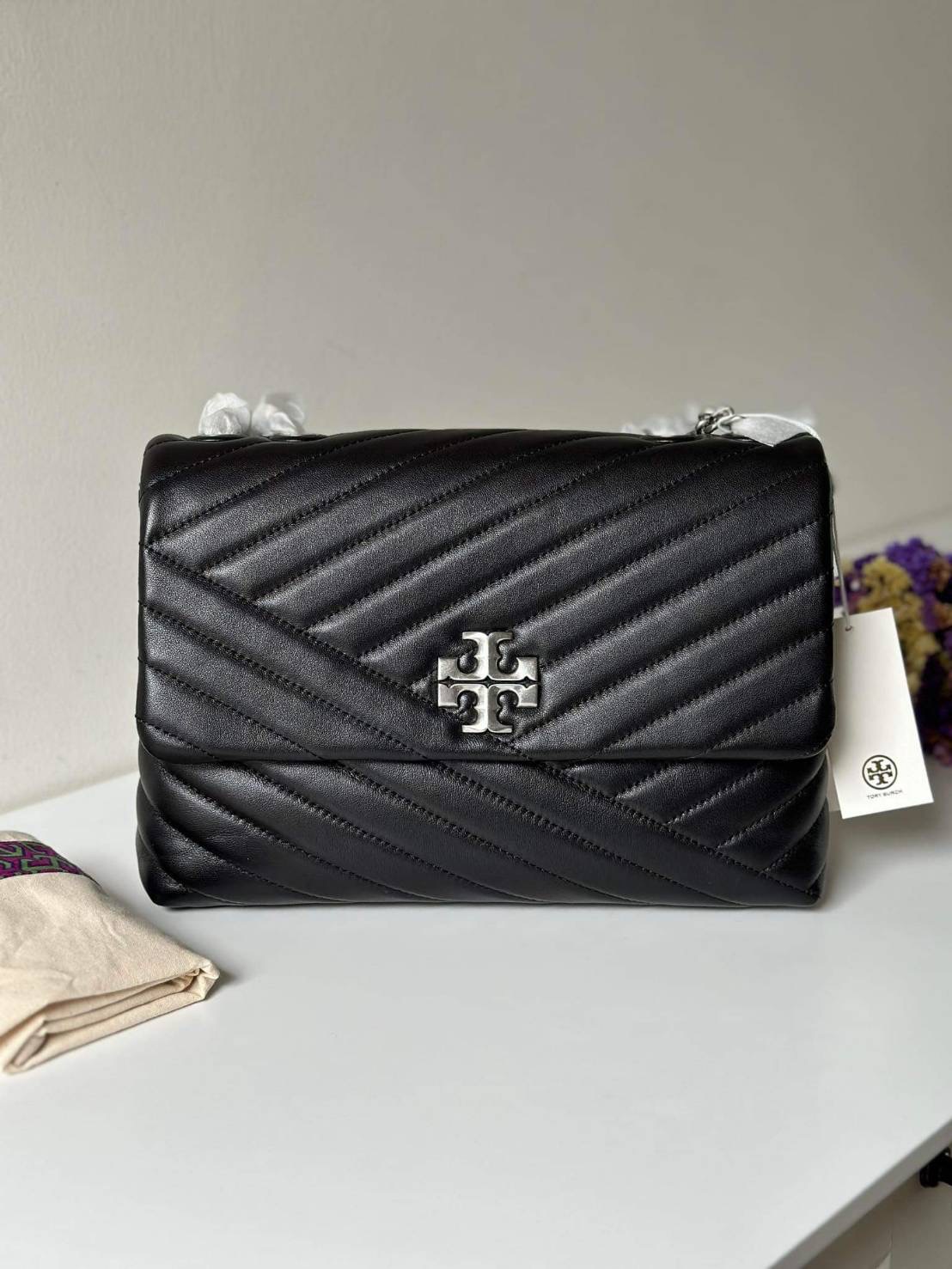 NEW TORY BURCH KIRA CHEVRON CONVERTIBLE SHOULDER BAG สีดำอะไหล่เงิน SZ.Height: 7.3" (18.5cm); length: 10.8" (27.5cm); depth: 3.2" (8cm)