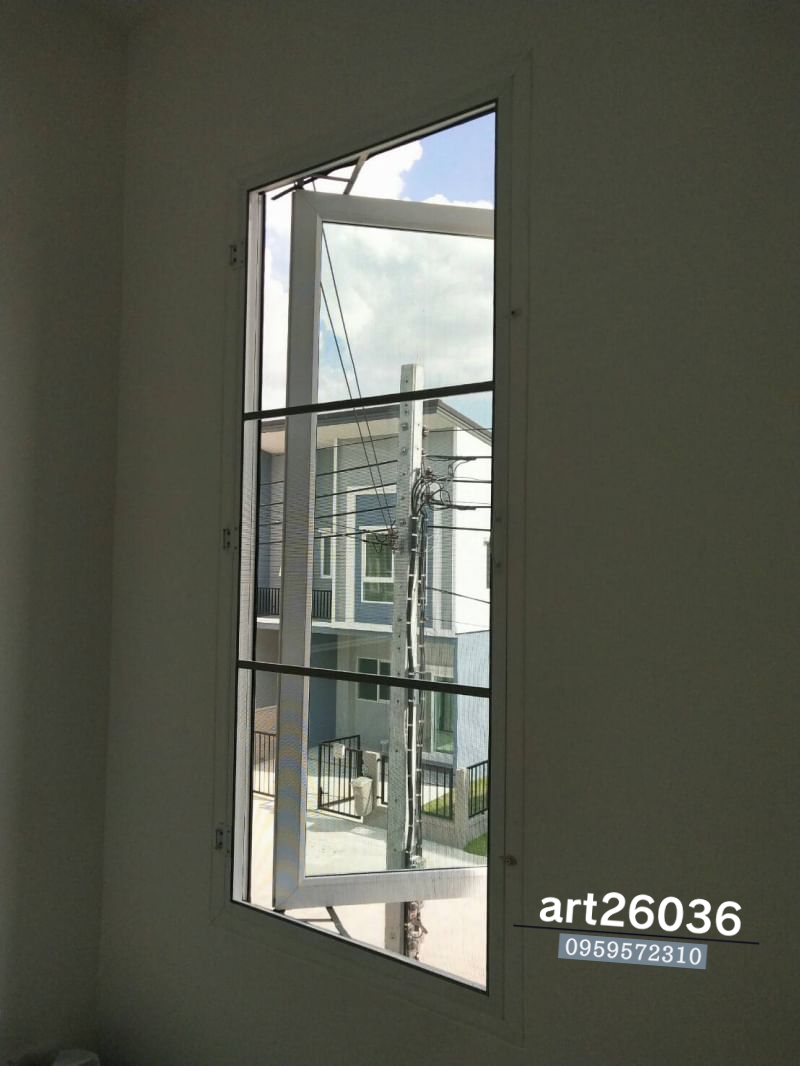 ประตูแนวมินิมอล กระจกสีบานเลื่อนพร้อมมุ้งลวด