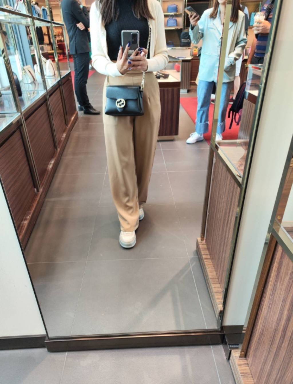 โปร 1 ใบสุดท้าย New GUCCI Interlocking Shoulder Bag mini size ขนาด : 8.25" (L) × 5.5" (H) × 3" (D) นิ้ว ใส่โทรศัพท์ได้ทุกรุ่น สีดำ อะไหล่ทองอ่อนสวยมาก อุปกรณ์การ์ด ถุงผ้า copy ใบเสร็จ ยุโรป