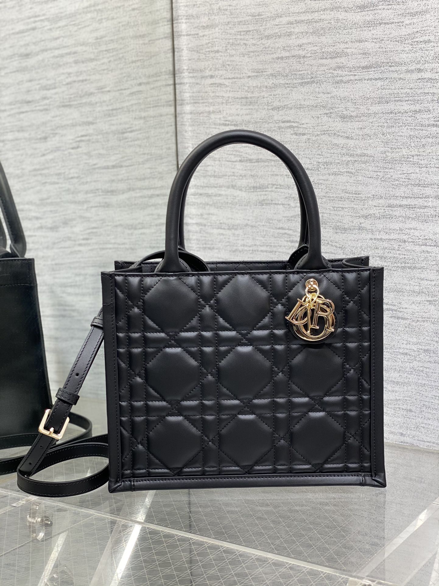 [Pre-order]กระเป๋า Small Dior Book Tote with strap หนังลูกวัวลาย Macrocannage สีดำ งานเกรด Vip คุณภาพดีที่สุด