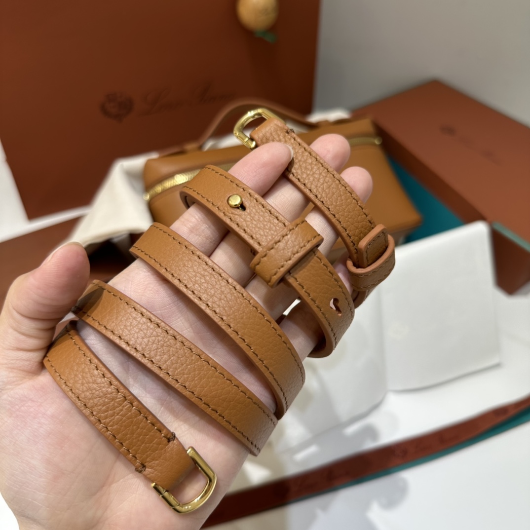 [Pre-order] Loro Piana รุ่น L19 Extra Pocket Pouch Brown Calfskin งานเกรดคุณภาพเทียบแท้ VIP QUALITY