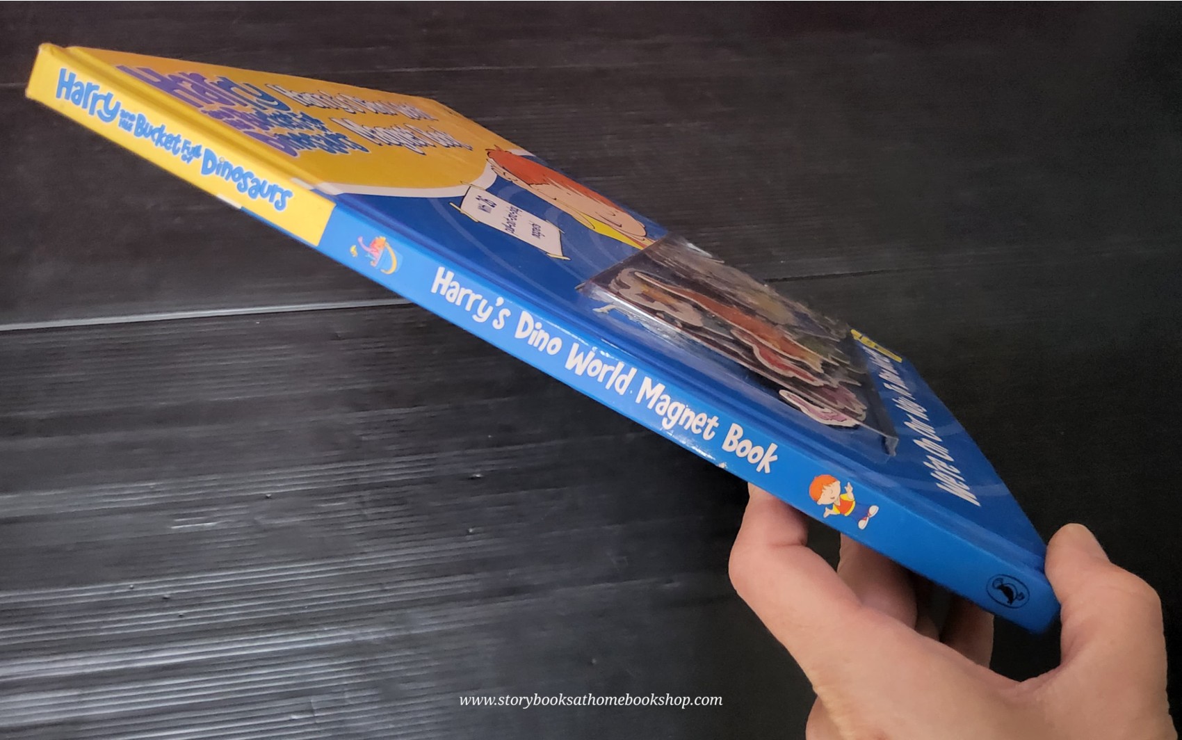MAGNET BOARD BOOK ** 🍅🍅HARRY AND HIS BUXKET FULL OF DINOSAURS: HARRY'S DINO WORLD MAGNET BOOK