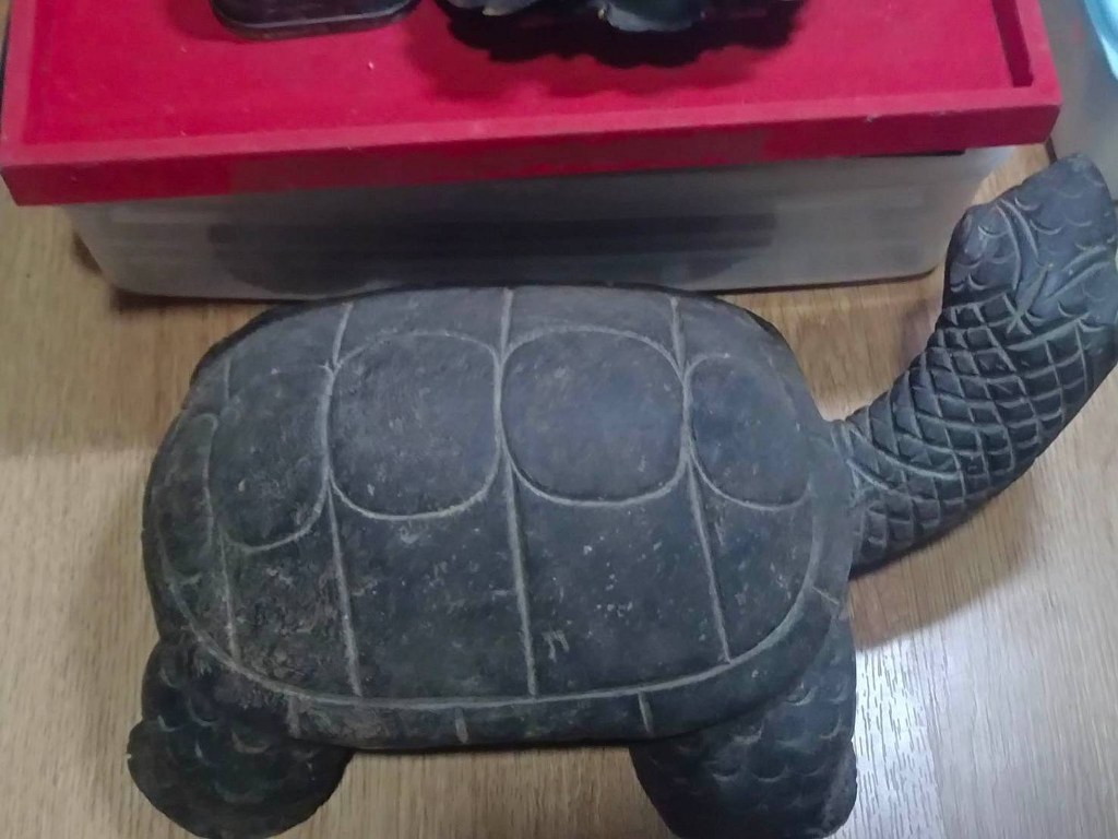 เต่าไม้ขนาดบูชา มีรอยจาร ครูบาชัยยะวงศา ได้มาจากหนานป๋อง อายุ 64 ปี เคยบวชรับใช้ครูบาวงศ์ บวชเมื่อปี 2522 สึกเมื่อปี 2553 สึกออกมาเป็นฆาราวาส อาศัยอยู่ที่บ้านป่าไผ่ อ.ลี้ ได้รับของหลายชิ้นมาจากครูบาวงศ์ หลวงปู่เสกให้ในกุฏิ มอบให้หนานป๋อง