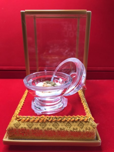 พระทันตธาตุหลวงปู่ครูบาชัยยะวงศา แกะเป็นรูปพระพุทธรูป พร้อมกับพระธาตุข้าวบิณฑ์