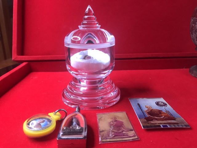 ๑. พระทัตธาตุ ครูบาแก้ว สุทโธ ๒.รูปถ่ายด้านหลังติดจีวร ๓. ล็อกเกตรุ่นแรก ปี ๑๘ ๔. เม็ดประคำจำนวน ๑ เม็ด ๕. รูปถ่ายด้านหลังติดพลอยคำ และ ๖.รูปหล่อรุ่น ๑ ของหลวงปู่แก้ว สุทโธ วัดดอยโมคลาน จ.เชียงใหม่