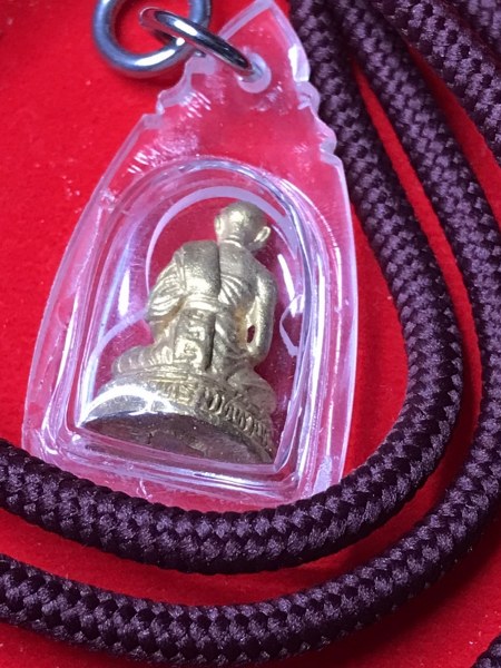 รูปหล่อหลวงปู่ครูบาชัยยะวงศา วัดพระะพุทธบาทห้วยต้ม พร้อมเลี่ยมและเชือกจากวัด เมื่อตอนเช่ามา ทางวัดติดป้ายไว้ว่า ปี ๒๕๒๕ แต่ผมว่าน่าจะเป็นปี ๒๕๓๕ มากกว่าครับ