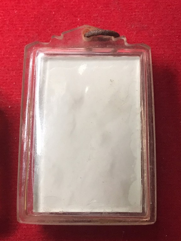 พระทันตธาตุ จีวร เกศา รูปถ่าย หลวงปู่แหวน วัดดอยแม่ปั๋ง เลี่ยมโบราณ ไม่น้อยกว่า 40 ปี เจ้าของเดิมเป็นศิษย์รับใช้หลวงปู่แหวน เป็นครูที่ อ.พร้าว ชื่อคุณพ่อประจักษ์ อายุ 95 ปี ปัจจุบัน (พ.ศ.2566) ยังมีชีวิตอยู่ ท่านเคยรับใช้หลวงปู่แหวน ช่วงปี 2524-2528