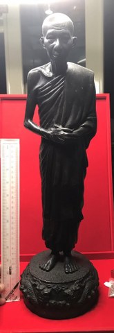รูปหล่อพิมพ์ยืนหลวงพ่อเกษม เขมโก รุ่น เฮง เฮง เฮง เซ็งลี้ฮ้อ พ.ศ. ๒๕๓๘ ฐานมังกรคู่ ความสูงประมาณ ๒๐ นิ้ว สภาพสวย สมบูรณ์