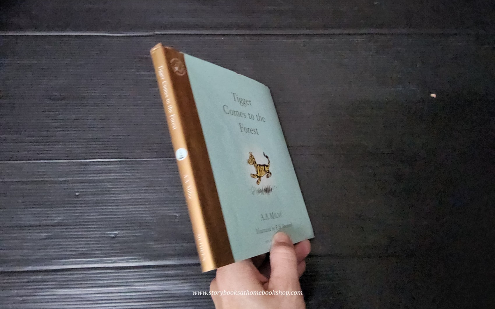 หนังสือนิทานปกแข็ง** 🍓🍓TIGGER COMES TO THE FOREST BY A.A.MILNE