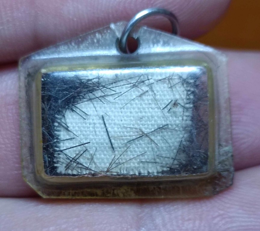 พระเกศาครูบาเจ้าศรีวิชัย และครูบาเจ้าอภิชัยขาวปี จ.ลำพูน จำนวน 5 เลี่ยมนี้ ได้มาจาก ร.ต.ต. ประดิษฐ์ อดีตนายตำรวจบ้านโฮ่ง จ.ลำพูน พระเกศาจำนวน 5 เลี่ยม ลุงประดิษฐ ์ได้มาจากผู้เฒ่าท่านหนึ่งในบ้านปวง อ.ลี้ เมื่อสมัย 30 ปีก่อน ราว ๆ พ.ศ.2532