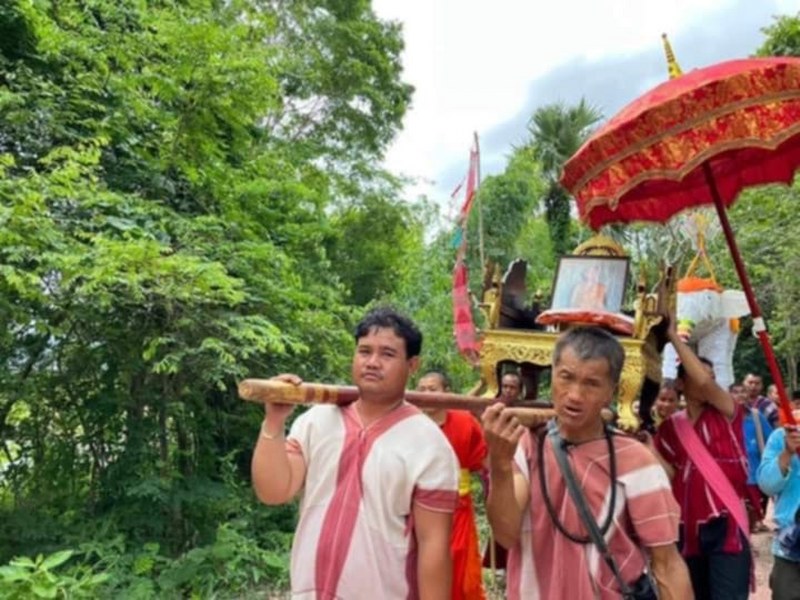 ประคำลูกลาน ครูบาชัยยะวงศา พร้อมพระเกศา จีวร ได้มาจากาคุณลุงเจพอ ชาวกระเหรี่ยงบ้านห้วยต้ม อายุเกินกว่า 60 ปี ได้มาเมื่อวันที่ 26 ก.ค. 2567 เพราะคุณลุงเจพอ มาที่วัดช่วยเตรียมงานขอฝนซึ่งจะมีขึ้นในวันที่ 28 ก.ค.2567 ซึ่งจัดพิธีตรงจุดที่เรียกว่าต้นน้ำ