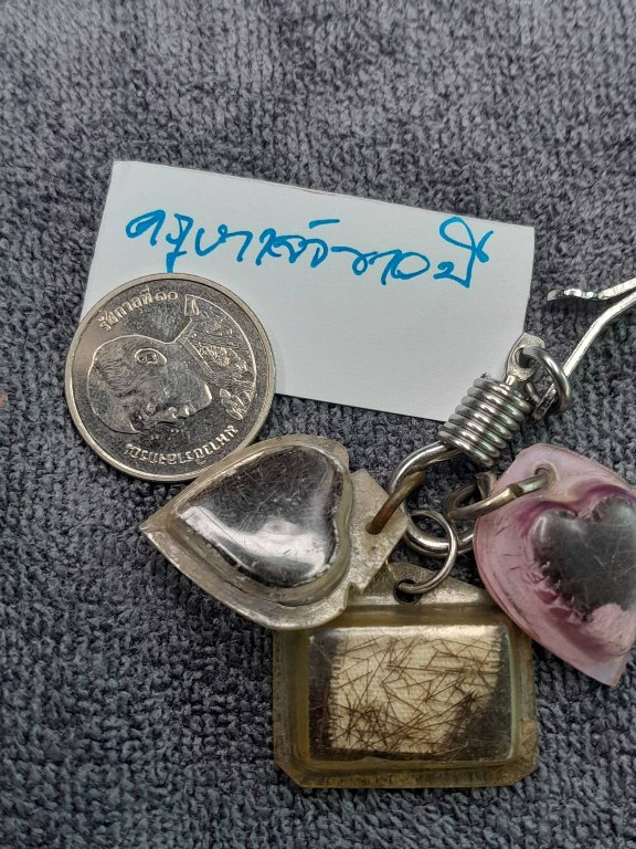 พระเกศาครูบาเจ้าศรีวิชัย และครูบาเจ้าอภิชัยขาวปี จ.ลำพูน จำนวน 5 เลี่ยมนี้ ได้มาจาก ร.ต.ต. ประดิษฐ์ อดีตนายตำรวจบ้านโฮ่ง จ.ลำพูน พระเกศาจำนวน 5 เลี่ยม ลุงประดิษฐ ์ได้มาจากผู้เฒ่าท่านหนึ่งในบ้านปวง อ.ลี้ เมื่อสมัย 30 ปีก่อน ราว ๆ พ.ศ.2532