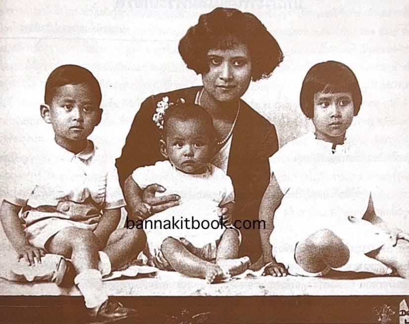 ราชสกุลมหิดล-ทูลกระหม่อมแดง / สงครามโลกครั้งที่ 2 ขบวนการเสรีไทยในสหรัฐอเมริกา. หนังสือที่ระลึก 72 ปีสมาคมนักเรียนเก่าสหรัฐอเมริกาฯ.