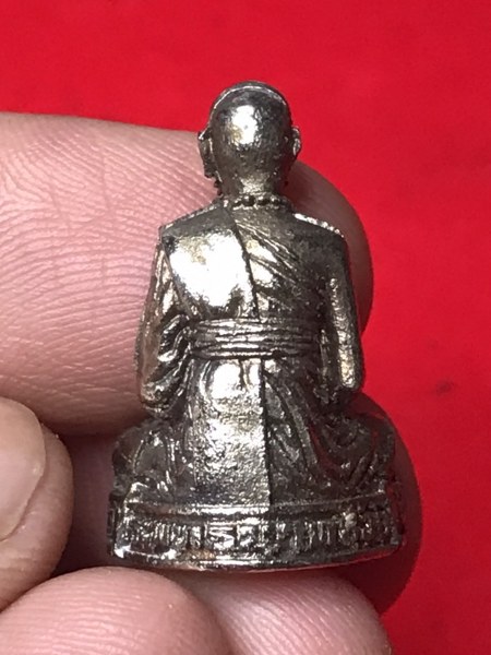 รูปหล่อหลวงปู่ครูบาชัยยะวงศา วัดพระพุทธบาทห้วยต้ม รุ่นแรก พ.ศ. 2527 กะไหล่เงิน ใต้ฐานอุดผงและเส้นเกศา