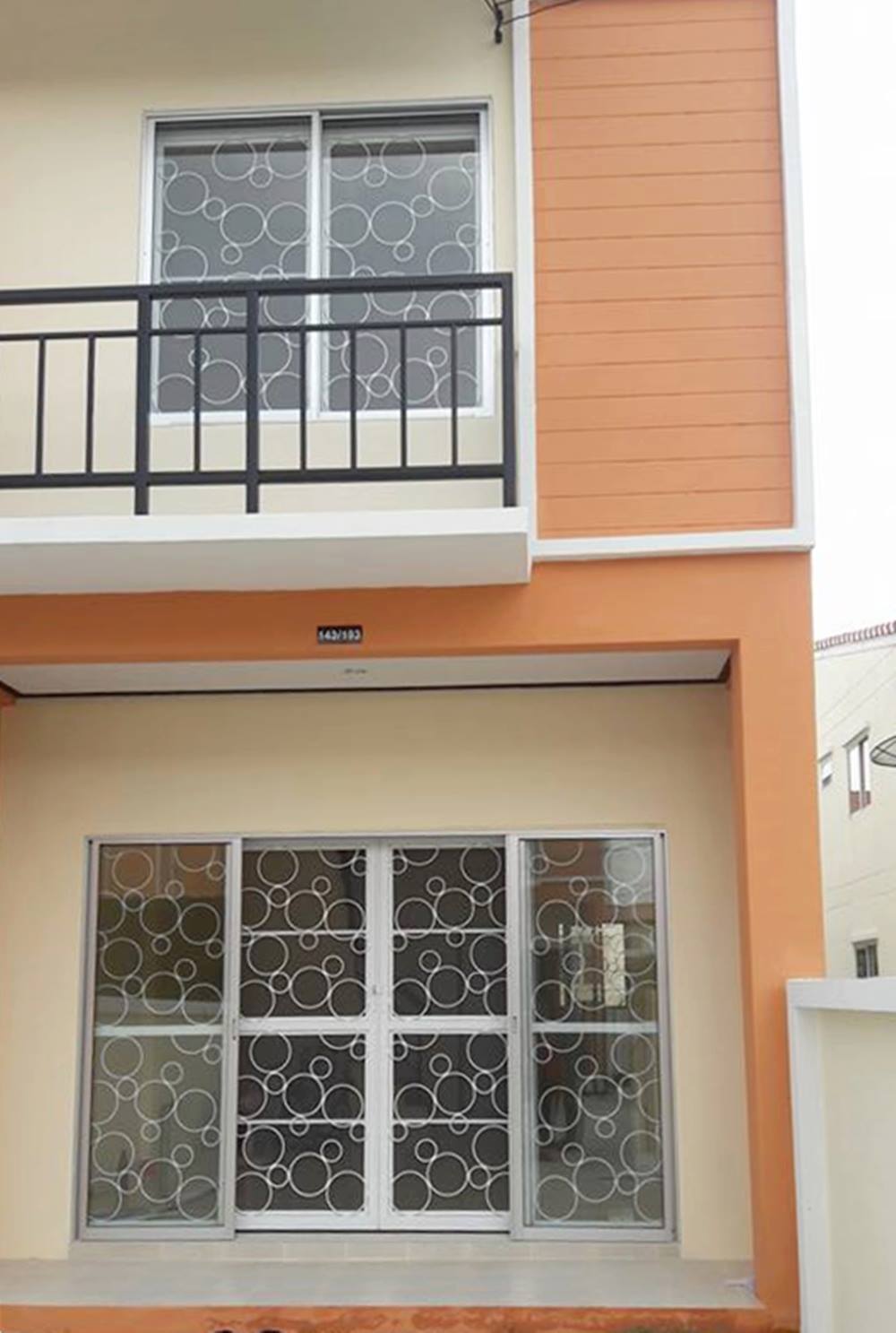 เหล็กดัดพร้อมมุ้งลวด