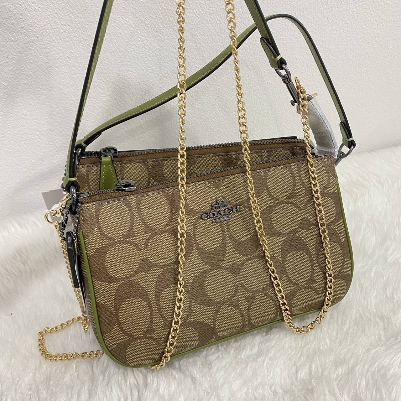 New Coach สีเขียวซี ขนาด: 7 1/2" (L) x 4 1/2" (H) x 2" (W) / - ใส่ไอพลัสได้ค่ะ - ในรูปสายโซ่ diy นะคะ (ทางร้านแถมให้ค่ะ)