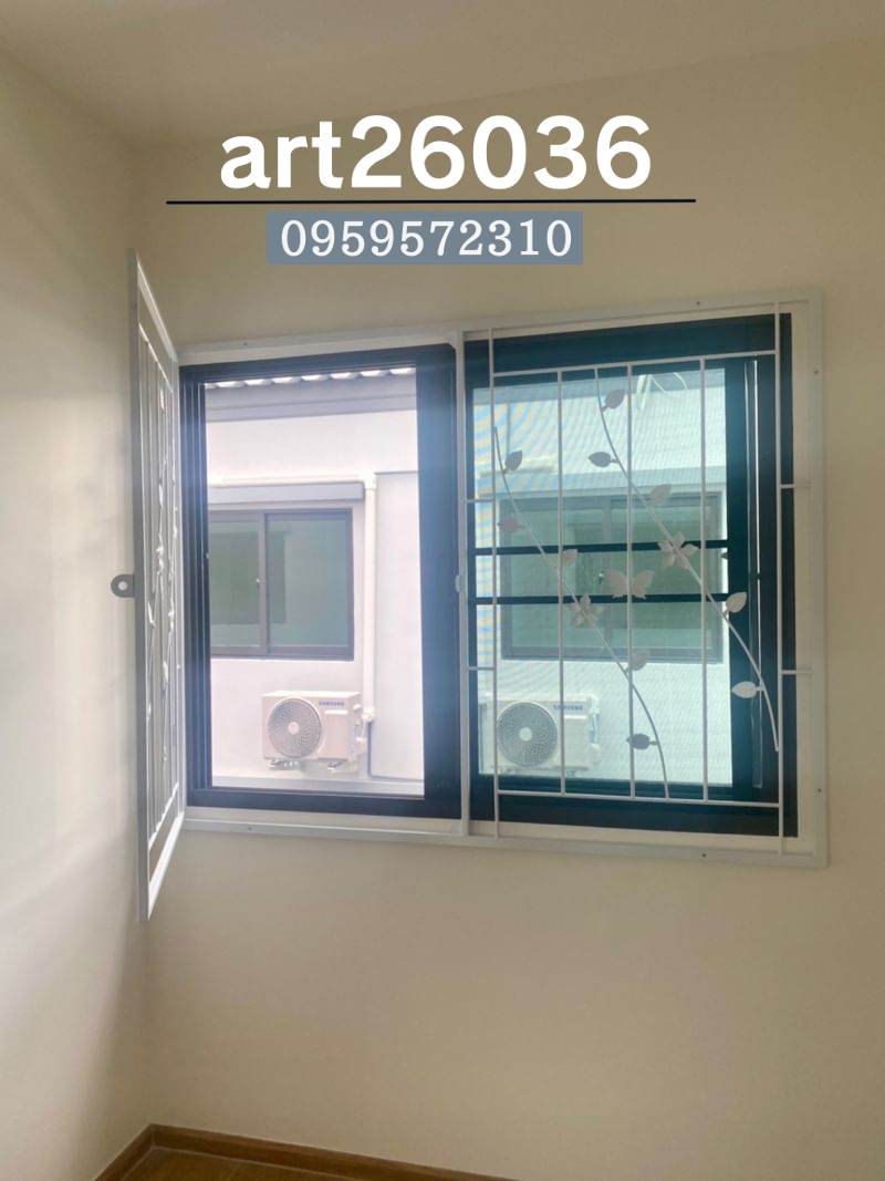 เหล็กดัดพร้อมมุ้งลวด สวยๆ ลายผีเสื้อ กระจกสี บานเลื่อน