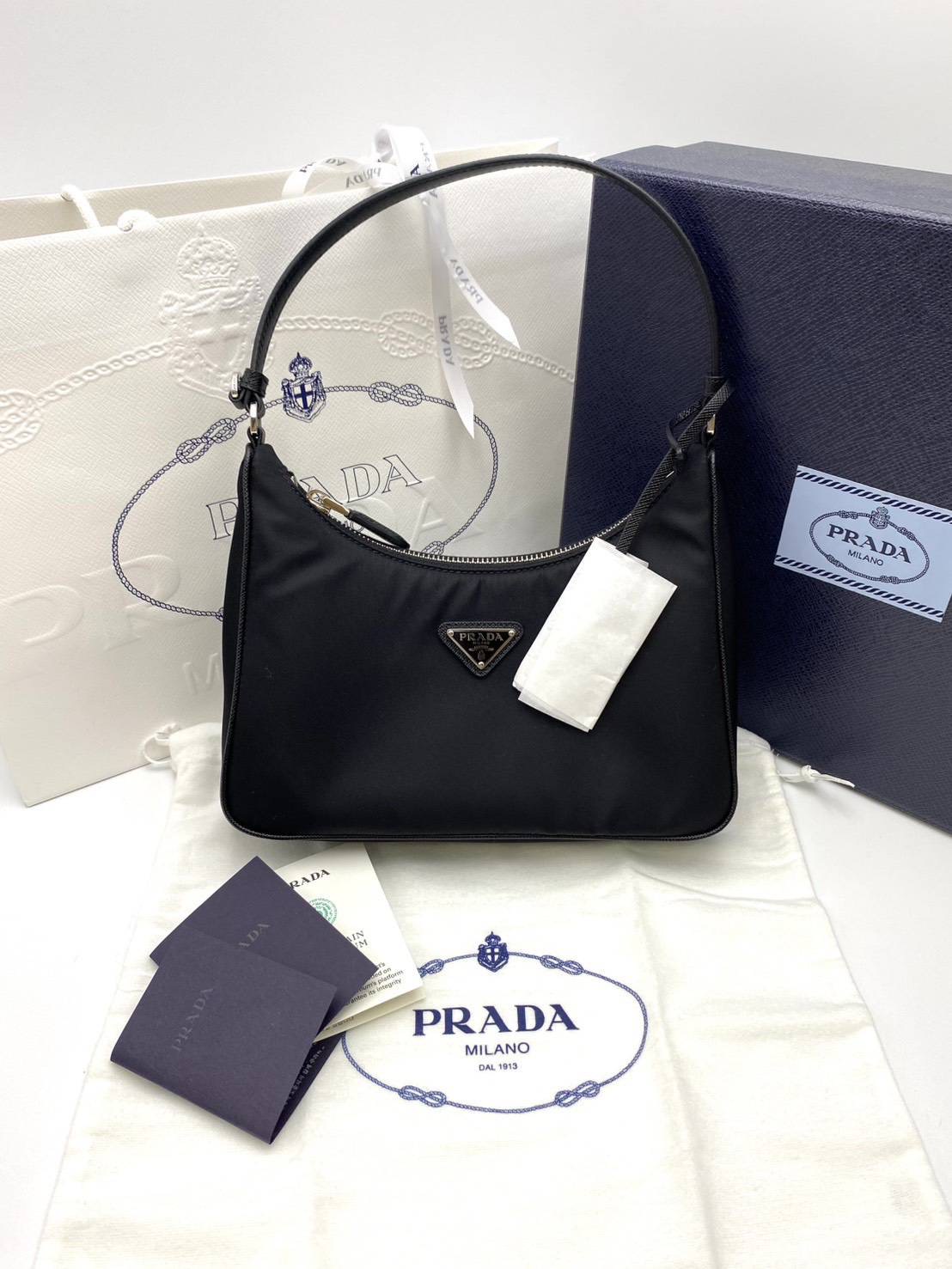 New Prada รุ่นหูหนัง ปี 2025 Prada Re-Edition ขนาด : 22x18x6.5 ซม อุปกรณ์ : กล่อง ถุงผ้า การ์ด ถุงกระดาษ ใบเสร็จ *ล็อตใหม่ไม่มีการ์ดแข็ง
