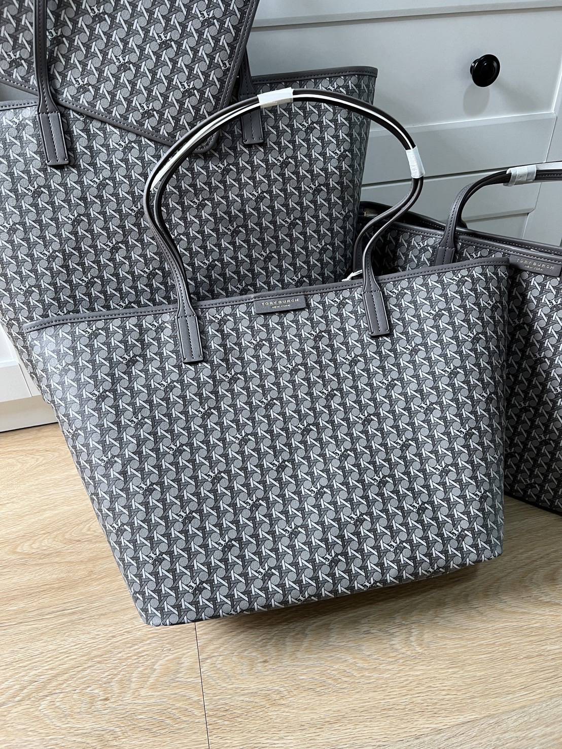 New Tory Burch Ever-Ready Zip Large Tote Bag มีใบลูก Sz.Sz. 12” (L) x 11” (H) x 5” (D)
