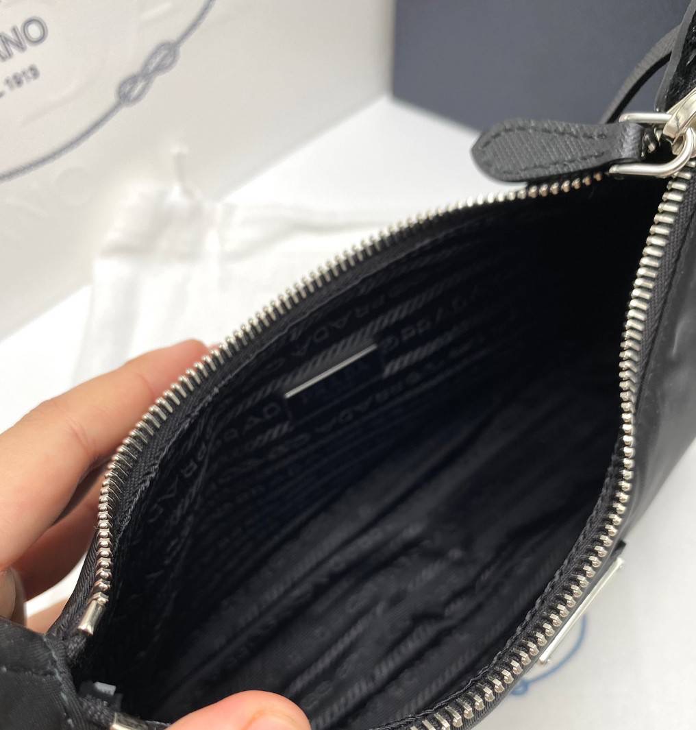 New Prada nylon หูหนัง (ช้อปคิงพาวเวอร์) *ล็อตใหม่ไม่มีการ์ดแข็ง ขนาด : 22.5 x 17 x 6.5 cm อุปกรณ์ : กล่อง การ์ด ถุงผ้า ถุงกระดาษ โบว์