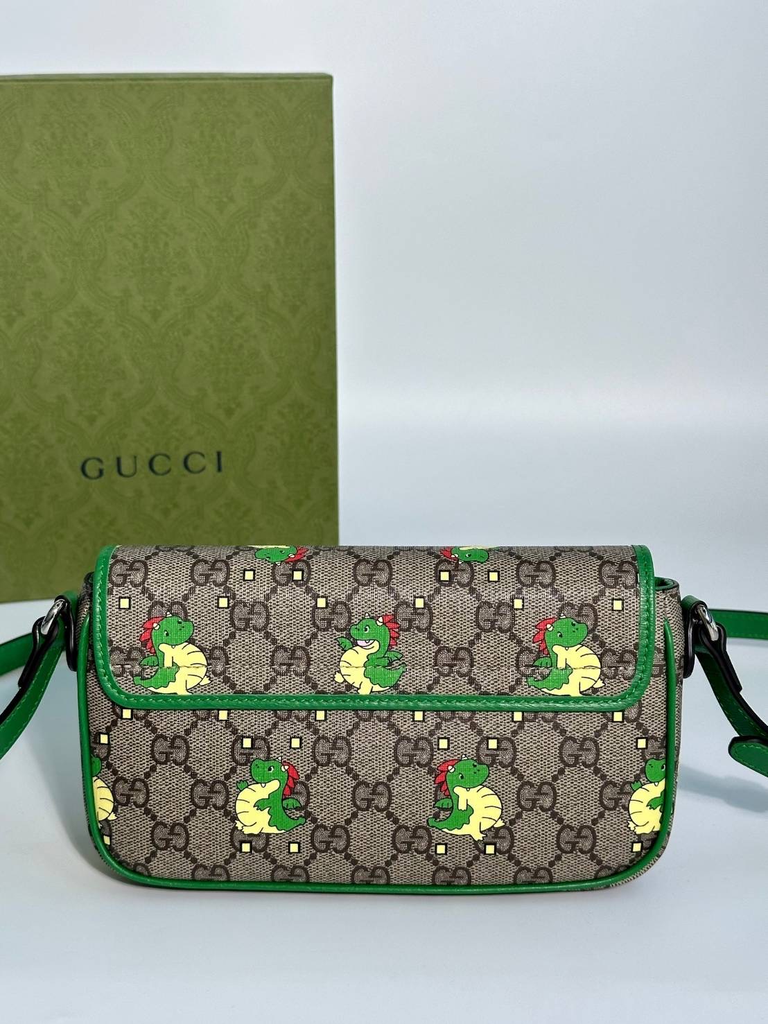 New Gucci crossbody limited ใส่ ไอโฟน promax ได้นะคะ สายปรับความยาวได้ Size 8.75 x 5 x 1.75 นิ้ว อุปกรณ์Fullset กล่องครบ บิล
