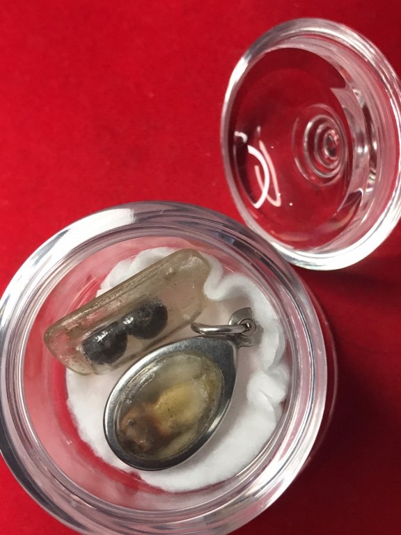 พระทันตธาตุ และเม็ดประคำ ครูบาอินโต คัธวังโส วัดบุญยืน จ.พะเยา ได้มาจากครูประหยัด อายุ ๖๐ ปี (บันทึก พ.ศ.๒๕๖๖) เคยสอนอยู่ที่โรงเรียนสันโค้ง จ.เชียงราย ปัจจุบัน (พ.ศ.๒๕๖๖) เกษียณอายุแล้ว