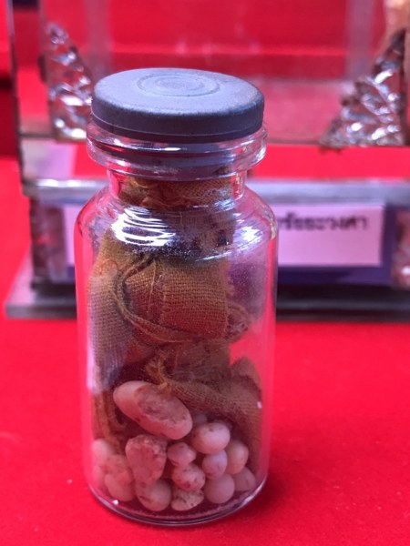 ทันตธาตุหลวงปู่ครูบาชัยยะวงศา พร้อมผ้าจีวรและพระธาตุข้าวบิณฑ์