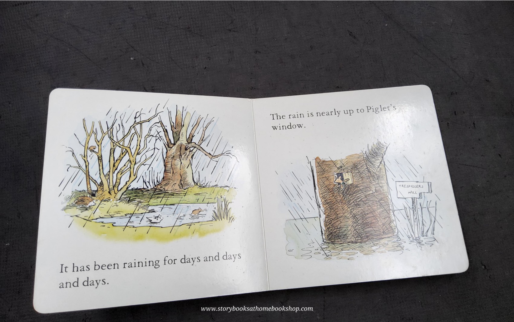 BOARD BOOK** ♥️WINNIE THE POOH STORYBOOK: PIGLET'S RAINY DAY