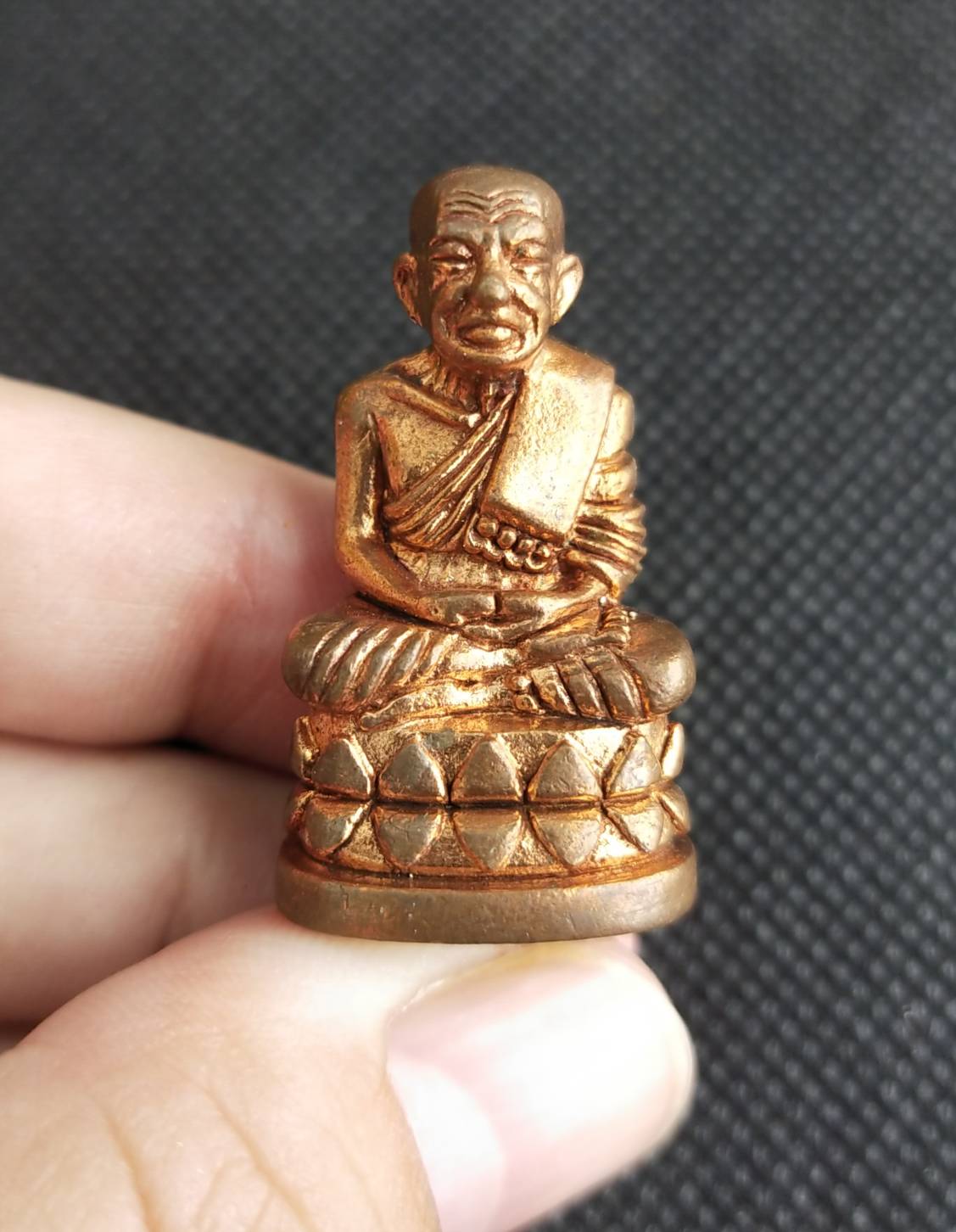 หลวงปู่ทวดลอยองค์ พิมพ์บัวรอบ รุ่นนารายณ์แปลงรูป เนื้อสัมฤทธิ์แดง ปี 2552