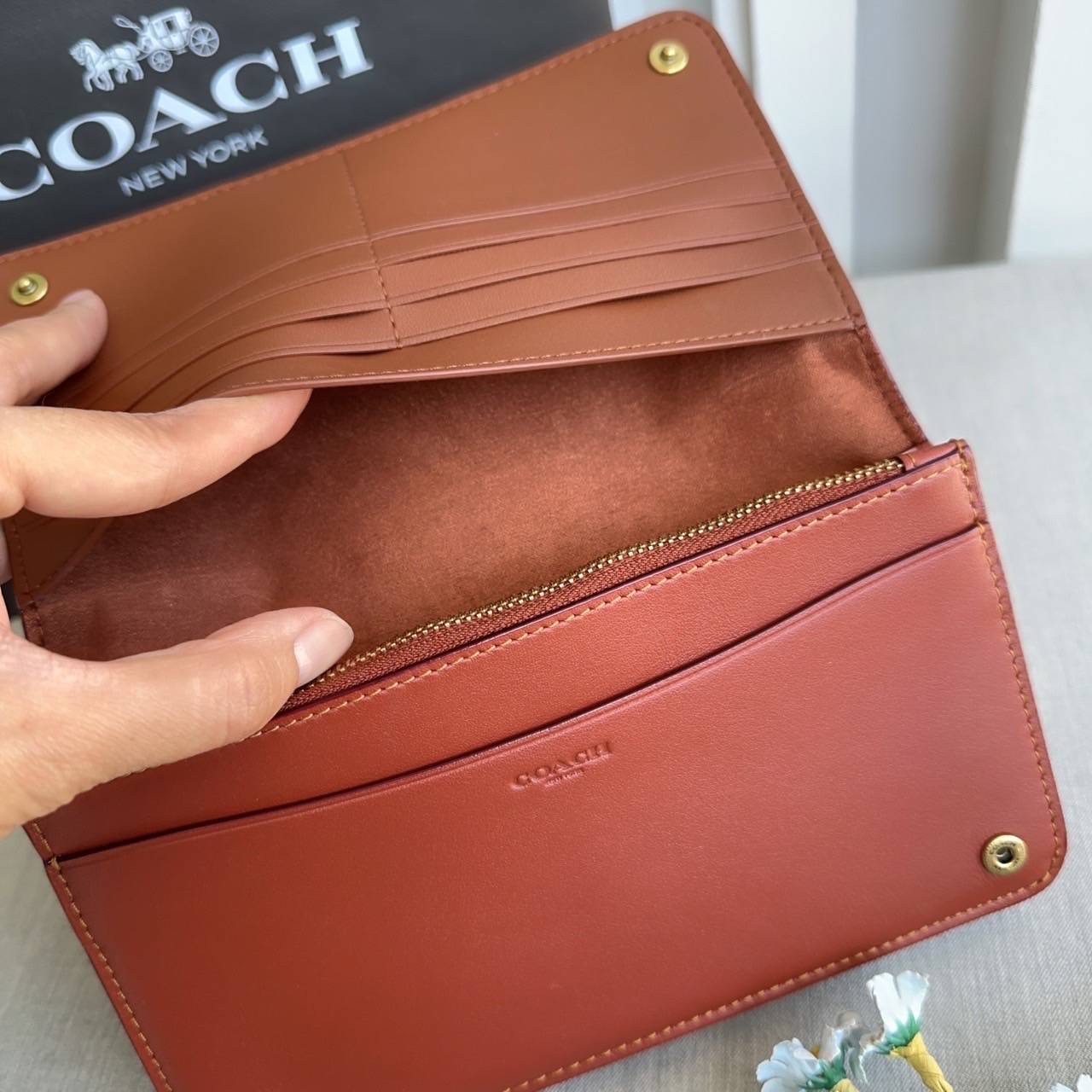 New Coach Slim Wallet In Signature Canvas สี B4/Tan Rust ใบยาว ขนาด 7 3/4" (L) x 4 1/2" (H) x 1" (W) อุปกรณ์.ป้ายราคา การ์ด