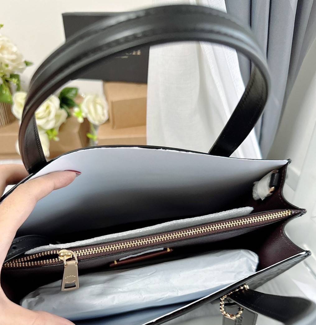 New Coach shop tote หนังปั้ม สีดำ สวยมากกกก อุปกรณ์ ถุงผ้า