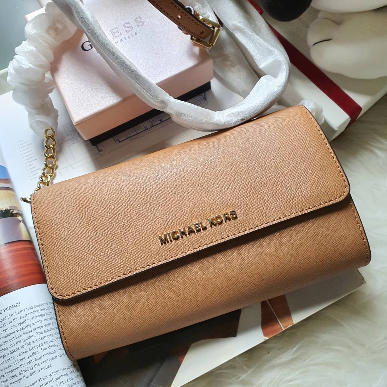 New MICHAEL KORS Jet Set Travel Large Phone Crossbody Leather Style #32T4GTVC3L Size 7” W x 5” H x 1 1/2” D ถอดสายออกถือเป็น clutch bag ได้ ใส่ iPhone Plus ได้