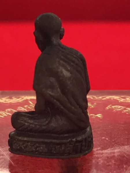 รูปหล่่อหลวงพ่อเกษม เขมโก รุ่นมหาพุทธาภิเศก เป็นพิธีที่หลวงปู่ดู่วัดสะแกร่วมปลุกเสก ในวันวิสาขบูชา ที่ ๑๙ พฤษภาคม ๒๕๓๒