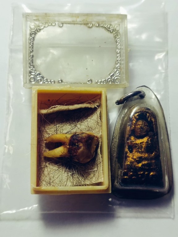 พระทันตธาตุครูบาคำฟู วัดยั้งปวน อ.หางดง จ.เชียงใหม่ พร้อมพระพระเกศา และเส้นเกศา ได้มาจากสล่านพ อายุประมาณ 64 ปี ได้พระทันตธาตุนี้มาจากคน อ.หางดง เจ้าของทันตธาตุเดิมเป็นลูกศิษย์ ใกล้ชิดครูบาคำฟู สล่านพได้พระทันตธาตุมาในราว ๆ ปี 2547