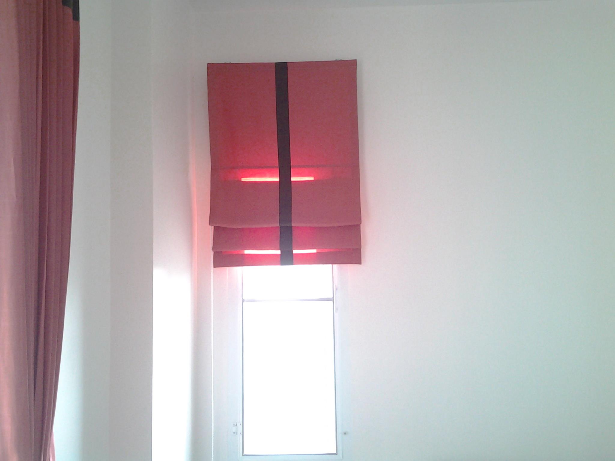 ผ้าม่านตาไก่ ผ้าม่านพับ สีแดงตัดสีดำ