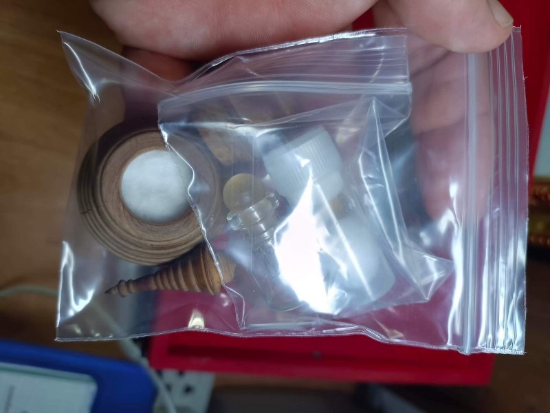 พระทันตธาตุครูบาทอง สิริมังคโล วัดพระธาตุศรีจอมทอง จ.เชียงใหม่ ได้มาจากช่างแอร์ หรือชื่อแอร์ อายุ 53 ปี เป็นลูกศิษย์ครุบาทอง คอยดูและเรื่อง รถเดินทางให้หลวงปู่