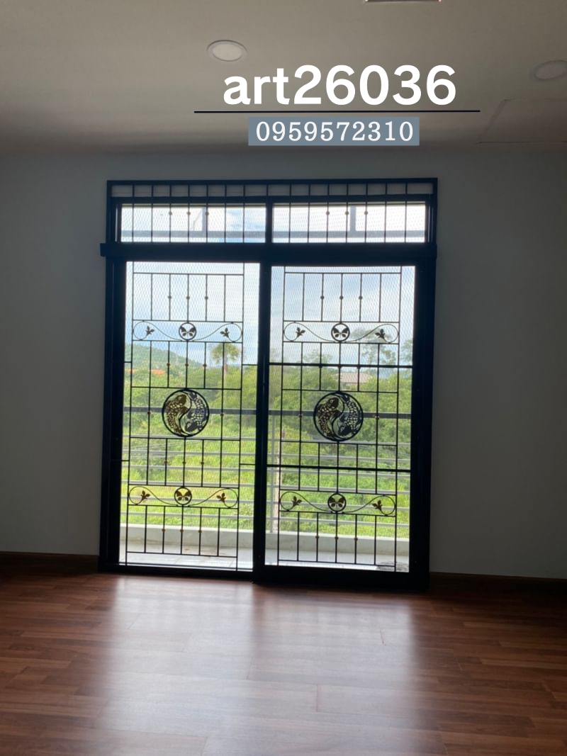 เหล็กดัดพร้อมมุ้งลวด ลายปลาวงกลม กรอบรอบสีดำ กระจกบานเลื่อน