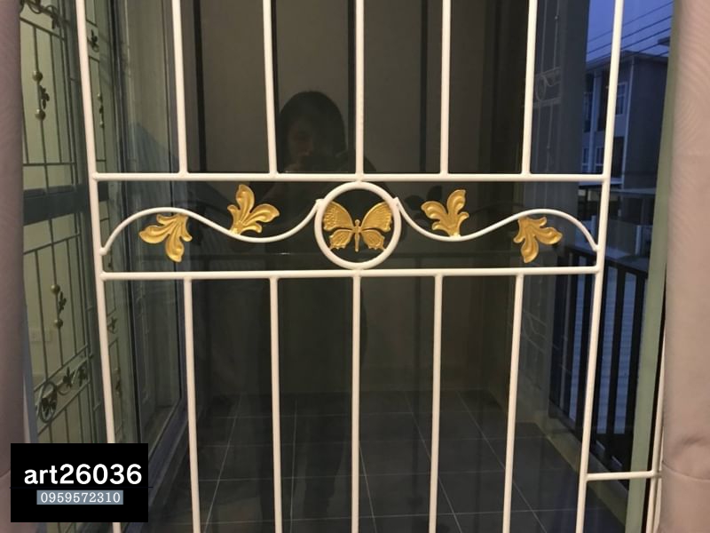 เหล็กดัดสีอบพร้อมมุ้งลวด หน้าต่าง ลายผีเสื้อ กรอบขาวพร้อมผ้าม่าน