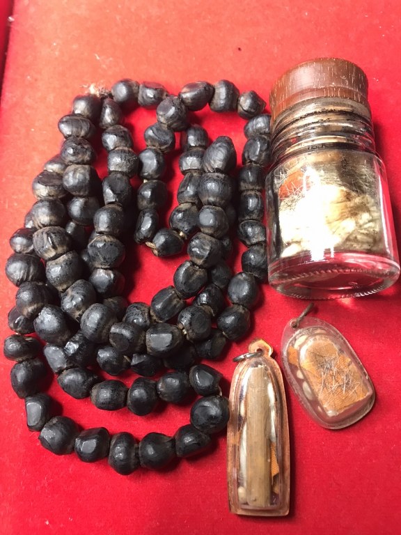 ประคำเม็ดกล้วยป่า พระเกศาพระธาตุข้าวบิณฑ์ หวายเสกเลี่ยมเดิม พระเกศาสายสิญจ์และจีวรหลวงปู่ครูบาชัยยะวงศา วัดพระพุทธบาทห้วยต้ม จ.ลำพูน ประคำ ได้มาจากชาวกะเหรี่ยงห้วยต้มชื่อจาเอ ส่วนชุดพระเกศาพระธาตุข้าวบิณฑ์ หวายเสก จีวรในขวดได้มาจากอดีตพระจอดี๊