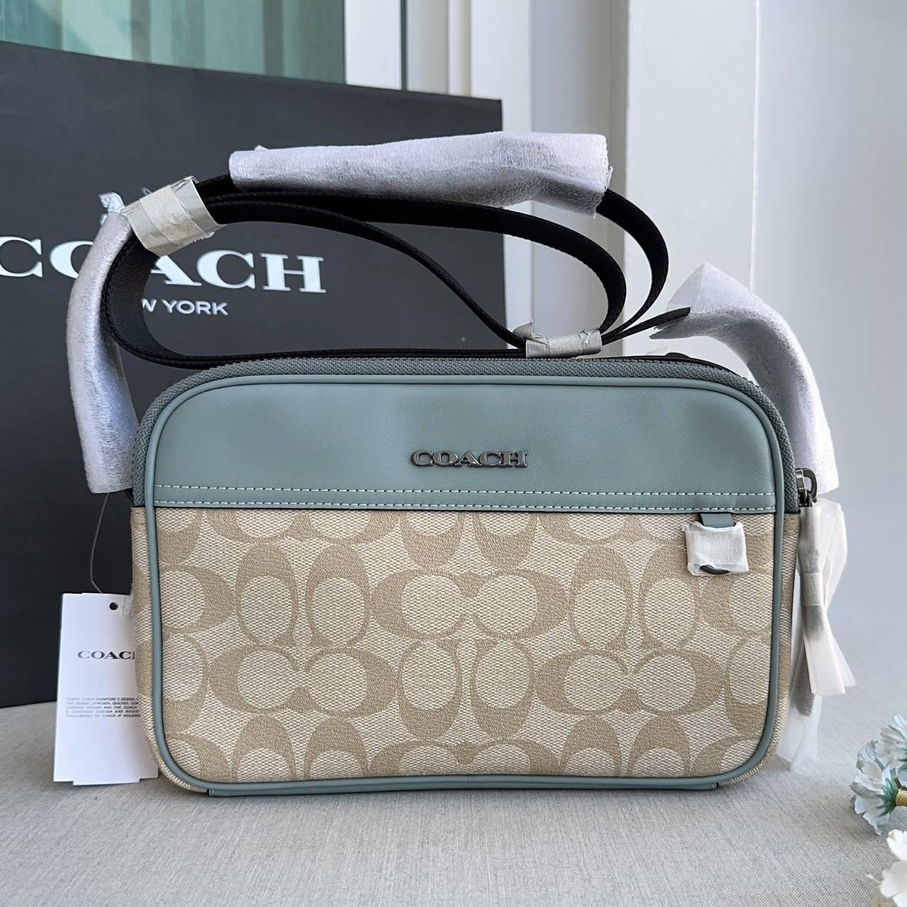 New Coach Graham Crossbody In Signature Canvas ขนาด 9" (L) x 5 3/4" (H) x 2 3/4" (W) อุปกรณ์.ป้ายราคา แคร์การ์ด