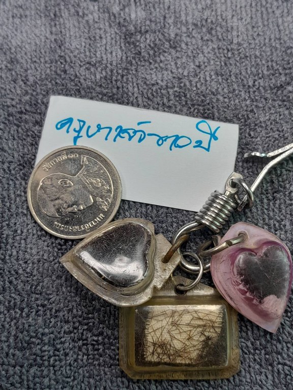 พระเกศาครูบาเจ้าศรีวิชัย และครูบาเจ้าอภิชัยขาวปี จ.ลำพูน จำนวน 5 เลี่ยมนี้ ได้มาจาก ร.ต.ต. ประดิษฐ์ อดีตนายตำรวจบ้านโฮ่ง จ.ลำพูน พระเกศาจำนวน 5 เลี่ยม ลุงประดิษฐ ์ได้มาจากผู้เฒ่าท่านหนึ่งในบ้านปวง อ.ลี้ เมื่อสมัย 30 ปีก่อน ราว ๆ พ.ศ.2532